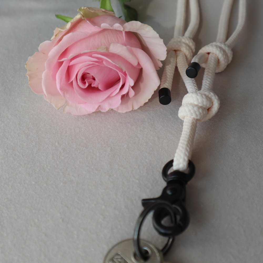 
                  
                    Cream KeyChain - handmade Schlüsselband in beige - Lei Supply
                  
                