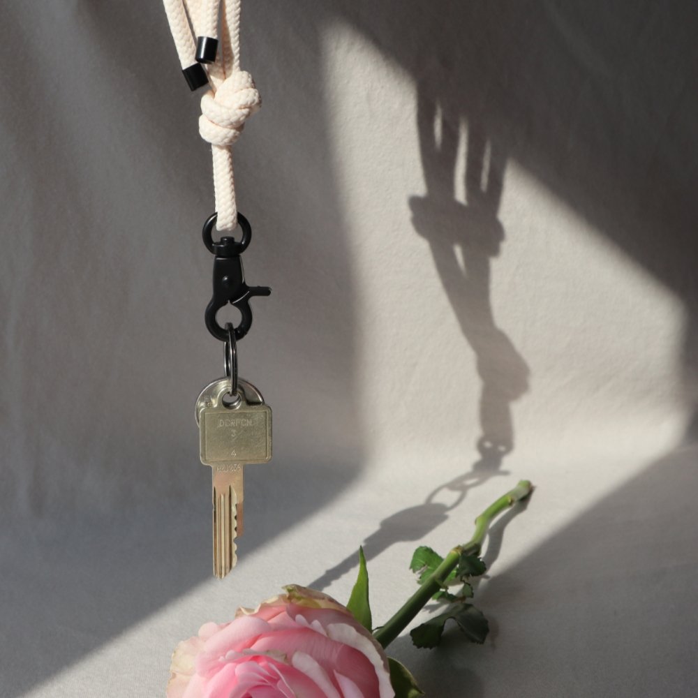 
                  
                    Cream KeyChain - handmade Schlüsselband in beige - Lei Supply
                  
                