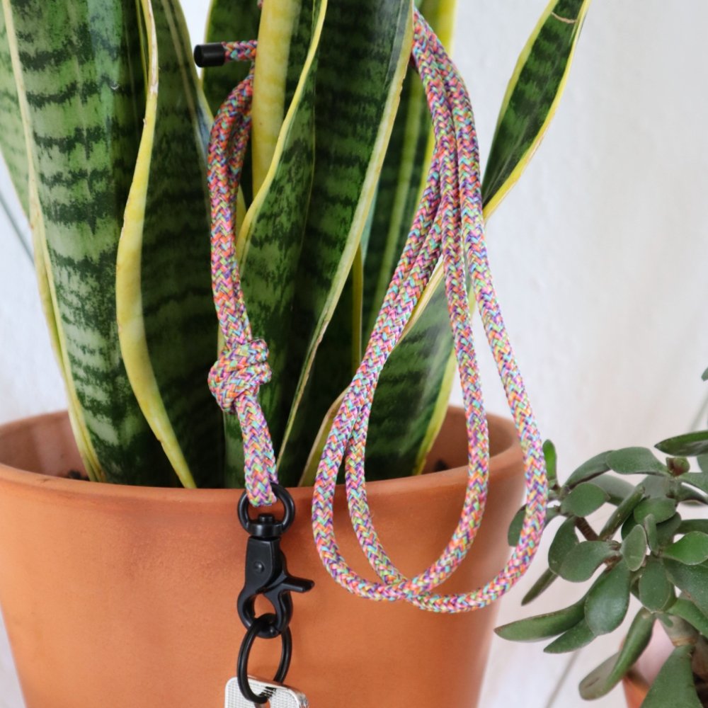 
                  
                    Flower Bomb KeyChain - handmade Schlüsselband in bunt - Lei Supply
                  
                